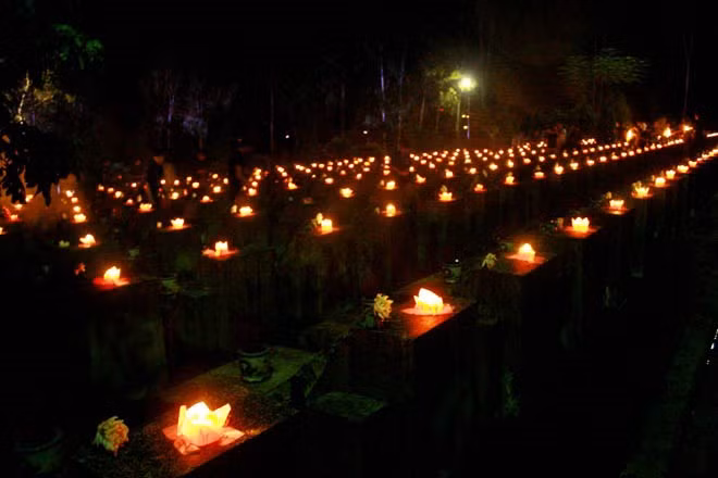 Những ngọn nến cháy lung linh trong đêm mưa gió Hà Giang.
