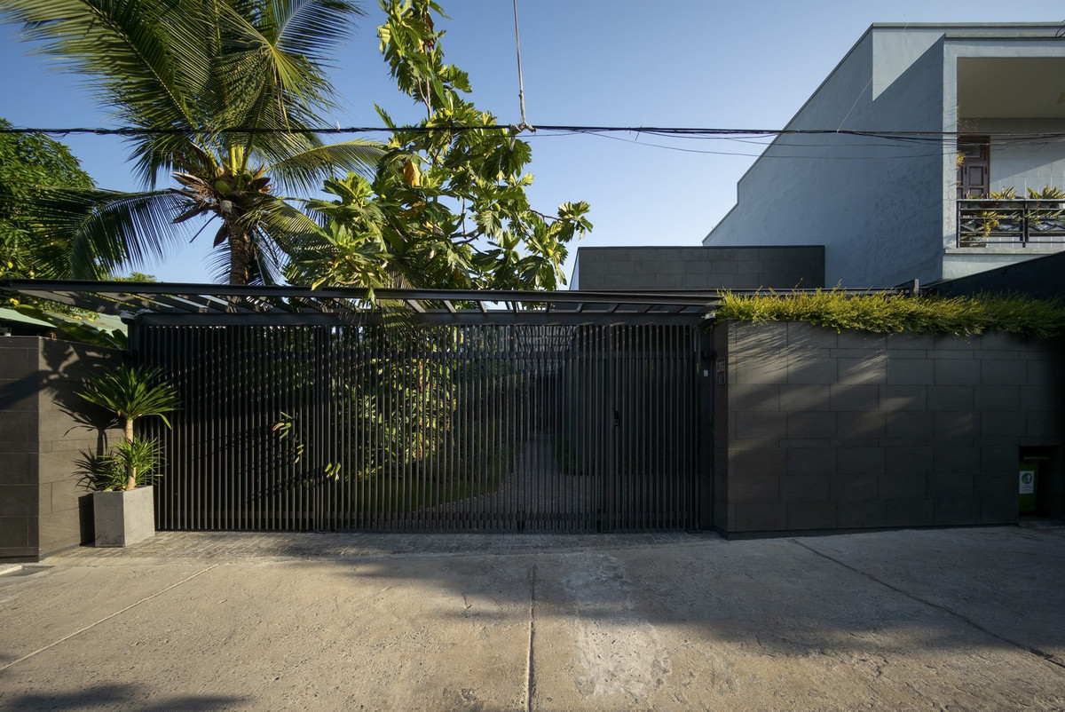 ổng nhà và khu vườn nhiều cây xanh.