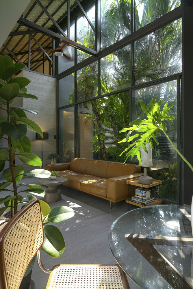 gôi nhà có mái cao thông thoáng và có tầm nhìn ra ngoài sân vườn.