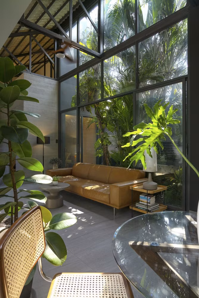 Ngôi nhà có mái cao thông thoáng và có tầm nhìn ra ngoài sân vườn.