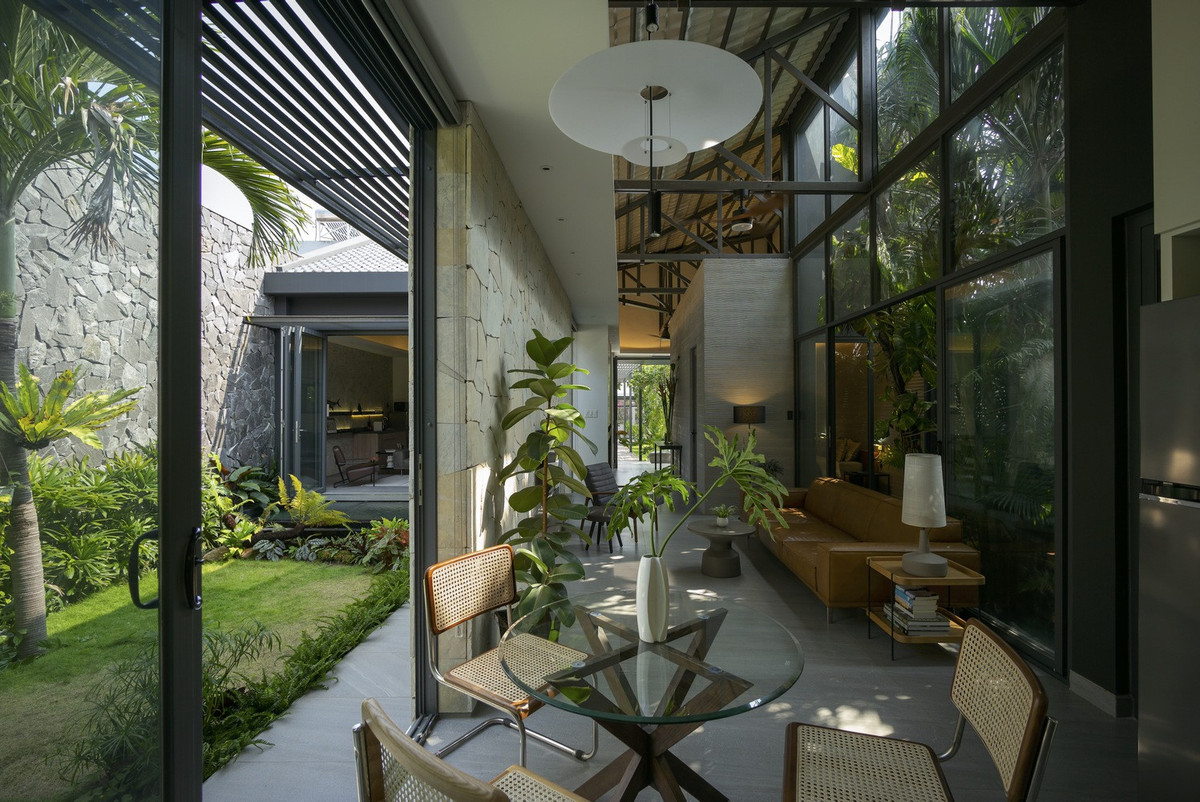 gôi nhà gần như tách 2 không gian cho 2 gia đình sử dụng với đầy đủ công nhăng như bếp, phòng ăn, phòng khách và phòng ngủ.