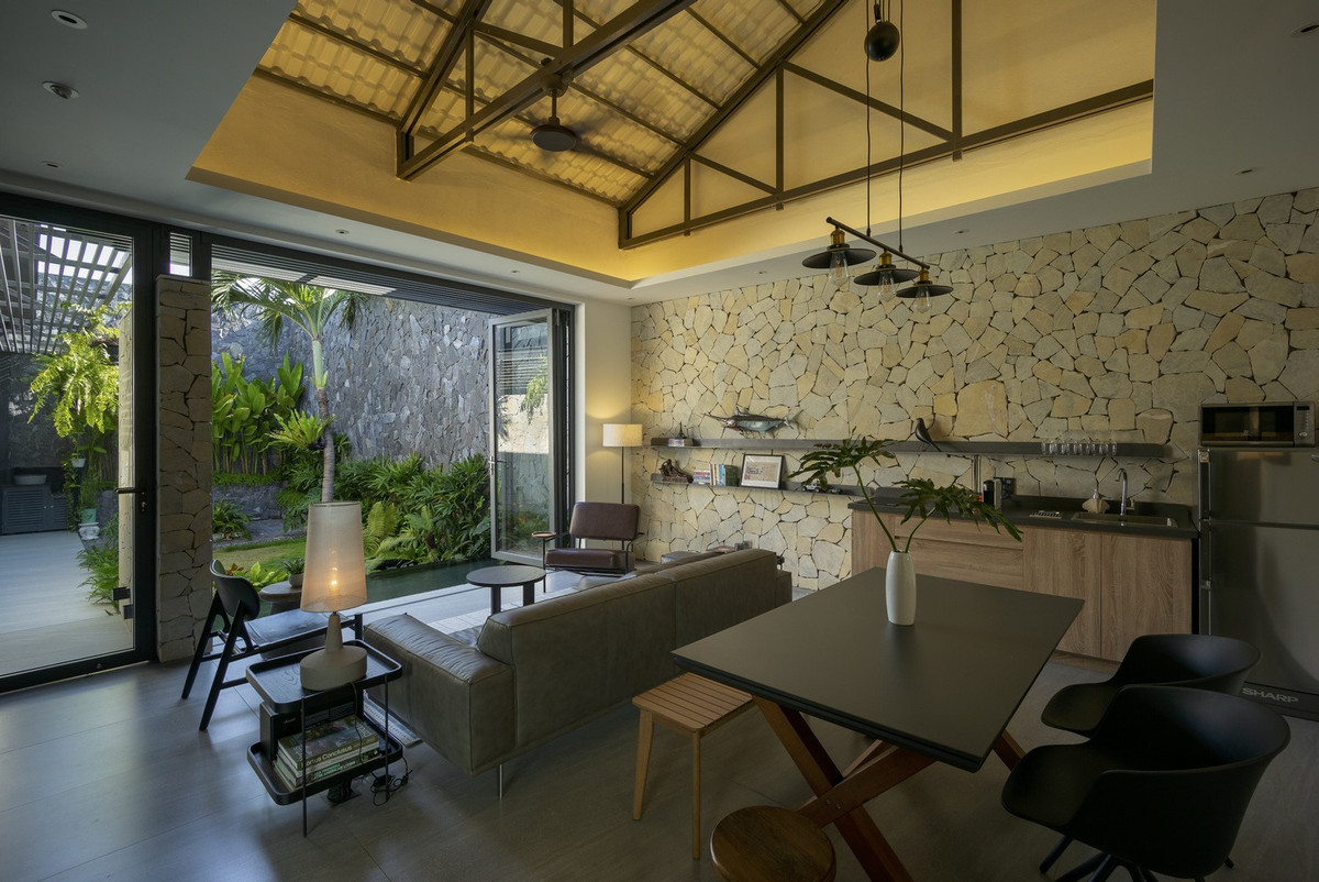 ội thất đơn giản kết hợp gỗ với đèn lồng bằng mây tạo cho không gian một cảm giác nhiệt đới.