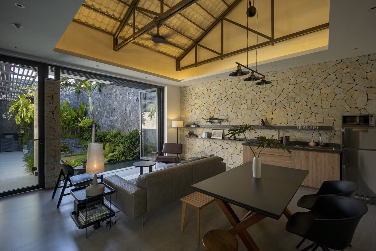 Nội thất đơn giản kết hợp gỗ với đèn lồng bằng mây tạo cho không gian một cảm giác nhiệt đới.