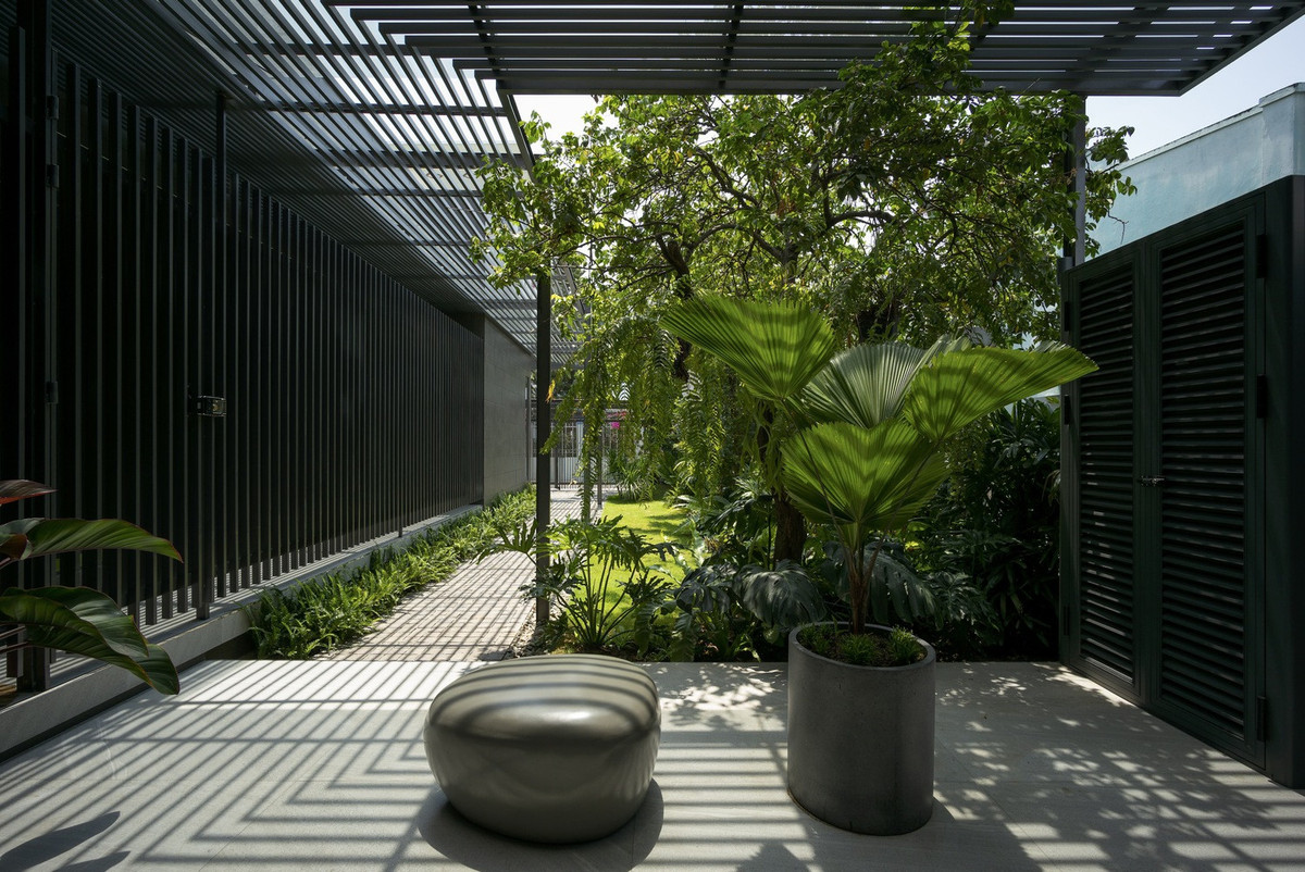 rục giao thông chính nối liền sân trước và sân sau là hai hành lang dài song song.