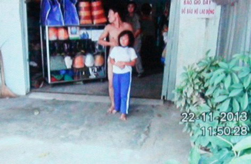 Bé gái bị kẻ trộm dùng dao khống chế nhưng đã được lực lượng Công an giải cứu an toàn trong niềm vui của gia đình