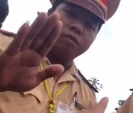 Thiếu úy Lã Văn Mãnh cũng đang được lãnh đạo Công an huyện Đất Đỏ yêu cầu viết tường trình vụ việc.