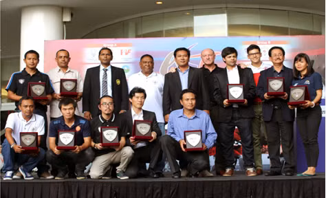 HLV Nguyễn Phúc Nguyên Chương (áo xanh, ngồi) nhận kỷ niệm chương từ ban tổ chức tại Malaysia