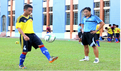 HLV Nguyễn Phúc Nguyên Chương (áo xanh) hướng dẫn cầu thủ U16 PVF