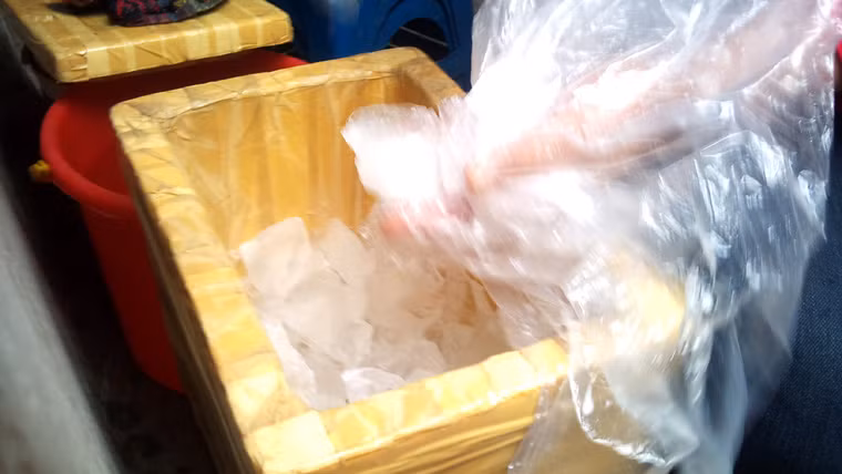 Chỉ Đỗ Thị Phương cho biết: "Khoảng 2-3 ngày chưa bán hết một khay đá nhỏ..."