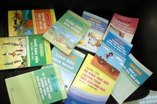 Giáo trình của trường cao đăng sư phạm Mẫu Giáo Trung ương dùng để giảng dạy các bảo mẫu tương lai.