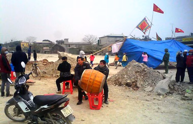 Ngoài ra, hàng ngày còn có hàng trăm xe tải ra vào nhà máy, khiến con đường làng bị cày nát, trời mưa thì như ruộng bừa, trời nắng thì khói bụi mù mịt.