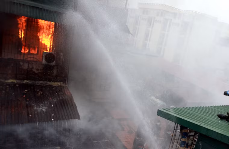 Phải mất rất nhiều công sức, lực lượng chức năng và người dân mới khống chế được ngọn lửa.