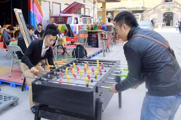 Trước tình trạng hỏi ai cũng bảo không biết và đại diện cho thuê mặt bằng bận rộn, nên mọi hoạt động ở Zone 9 vẫn nhộn nhịp. Trong ảnh: Nhóm người trẻ tuổi chơi trò bi-lắc.