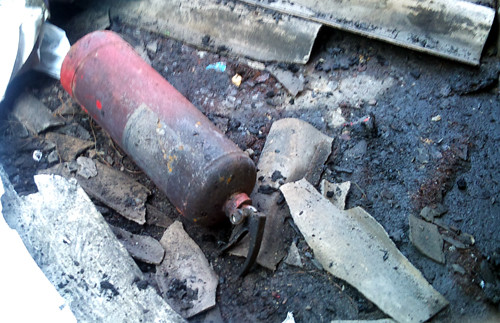 Bình gas mini cháy rụi trong đám cháy.