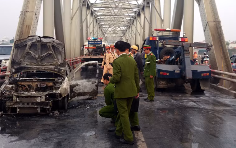 Xe cứu hộ cùng cơ quan chức năng đến hiện trường điều tra nguyên nhân vụ cháy.