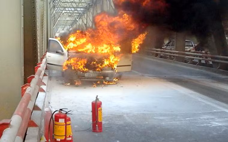 Bình cứu hỏa cũng bất lực trước đám cháy quá lớn. Theo những người chứng kiến vụ cháy, người ngồi trong xe kịp thời chạy ra ngoài hô hoán để được hỗ trợ. Khoảng 3 bình được mang đến dập lửa nhưng bất lực trước đám cháy. Ít phúc sau, Phòng cảnh sát chữa cháy huyện Gia Lâm điều một xe chữa cháy lên và dập được lửa.