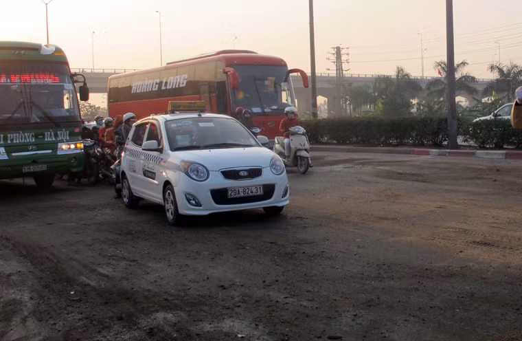 Nguyên nhân khiến mặt đường trơn trượt được xác định, xe ô tô khách Hoàng Long BKS: 16L – 8745 lưu thông theo hướng Hải Phòng – Hà Nội đến nút giao cầu Thanh Trì - quốc lộ 5 đột nhiên chết máy, do xe bị bục đường ống dẫn nhiên liệu. Sự cố này đã khiến hàng chục lít dầu tràn ra đường.