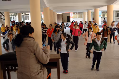 Một buổi học thể dục của các SV trường CĐ Sự phạm Trung ương.