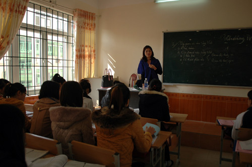 Giảng viên trường cao đẳng sư phạm Mẫu Giáo Trung ương Hà Nội đang truyền lòng yêu trẻ cho các bảo mẫu tương lai.