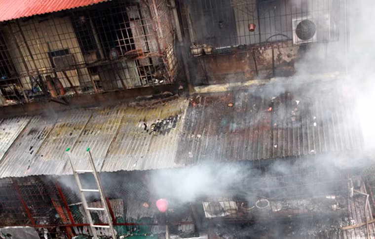 Địa hình phức tạp nên lực lượng PCCC phải bơm nước từ tòa nhà bên cạnh sang và từ khu giáp ranh giữa 2 nhà. Trong quá trình dập lửa có một chiến sĩ bộ đội bị thương do gãy thang.