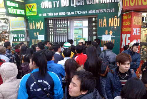 Dòng người chen lấn đến "ngộp thở" chờ mua vé xe khách về quê ăn Tết.