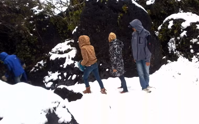 Du khách co ro trong tuyết.