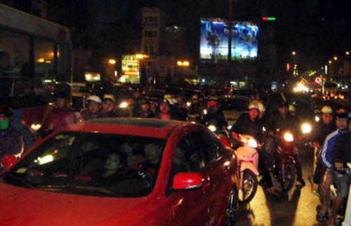 Giao thông ách tắc cục bộ ở khu vực xảy ra tai nạn.