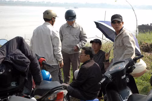 Chồng nạn nhân Huyền đến hiện trường...