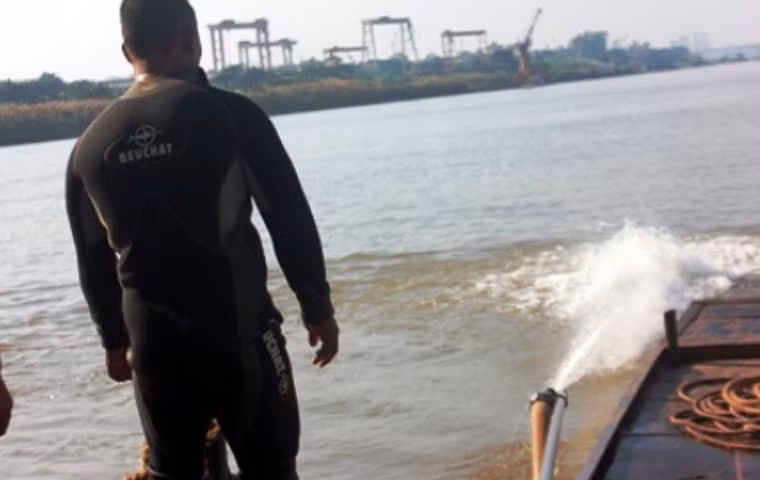 Máy thổi cát được hoạt động hết công xuất. Ống nước phun phía trên rất mạnh...