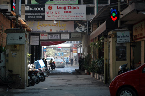 Rất nhiều khách đi ô tô ra vào khu vực Zone 9.