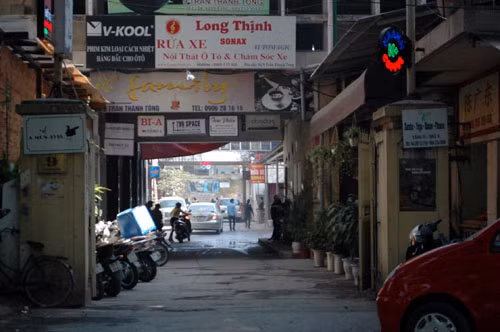 Rất nhiều khách đi ô tô ra vào khu vực Zone 9.