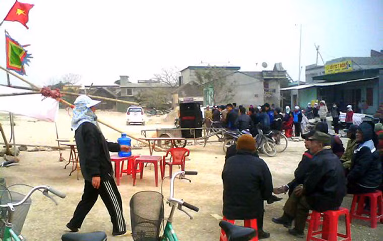 Một số người dân cho biết, họ rất bức xúc vì từ mấy năm nay, nhà máy xi măng Xuân Thành xả bụi mù mịt, gây ô nhiễm môi trường nghiêm trọng, khiến cuộc sống sinh hoạt thường nhật của họ bị đảo lộn. Người dân đã phản ánh khá nhiều lần với nhà máy nhưng không được khắc phục.