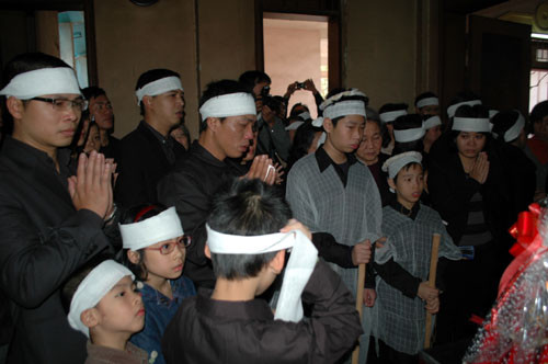 Tang thương bao trùm ở lễ cầu siêu nạn nhân Huyền.