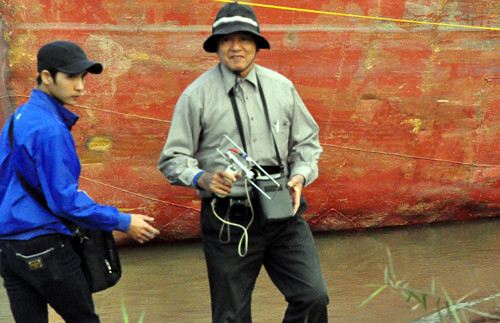 Tiến sĩ Vũ Văn Bằng cùng chiếc máy đo địa bức xạ trên tay.