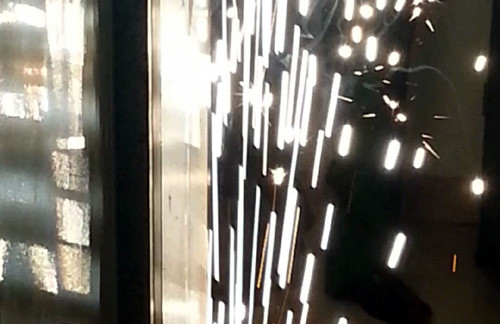 Khi đốt pháo cháy và phát sáng, rất dễ dẫn tới hỏa hoạn.