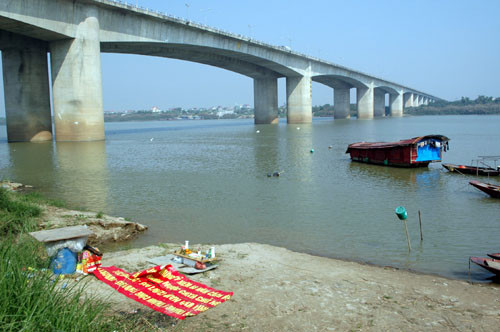 Khu vực gia đình nạn nhân Huyền tiến hành thổi cát.