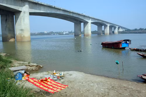 Khu vực gia đình nạn nhân Huyền tiến hành thổi cát.