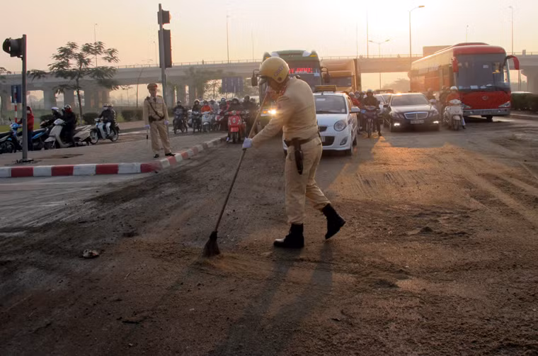 Các chiến sĩ CSGT Đội số 5, Phòng CSGT Công an TP Hà Nội bổng nhiên phải làm lao công bất đắc dĩ.