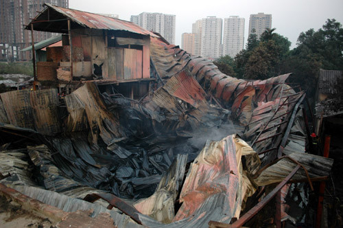 Khu trọ của công nhân ở bị ngọn lửa đánh sập.