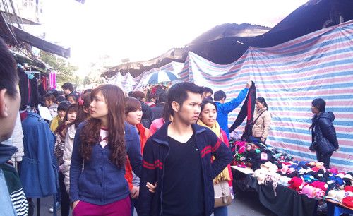 Khu vực cháy được quây bằng bạt, các tiểu thương vẫn tiếp tục bán hàng.