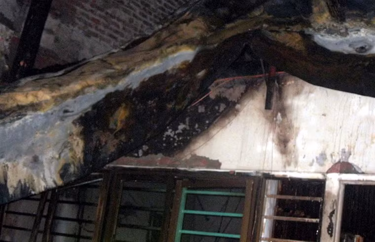 Toàn bộ phần trên của nhà hàng rộng chừng 200m2 đã bị cháy rụi. Vật dụng trong nhà hàng cũng bị thiêu đốt. Mái tôn của nhà hàng bị ngọn lửa nung chảy, đổ sập.