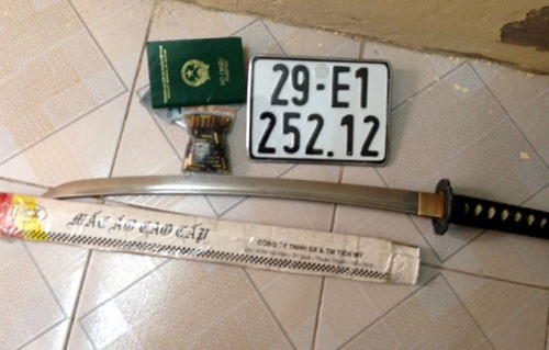 80 viên đạn cùng một thanh kiếm được cơ quan công an bắt ở phòng Thủy.