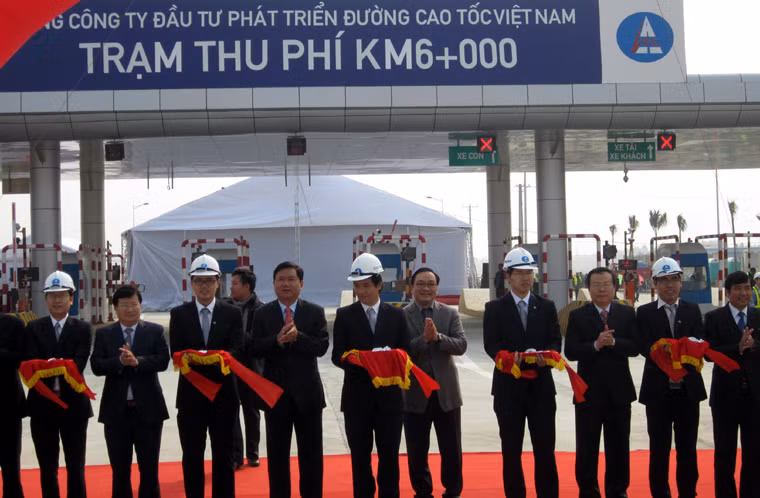 Các đại biểu đến dự và cắt băng thông xe.