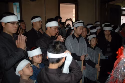 Tang thương bao trùm ở lễ cầu siêu nạn nhân Huyền.