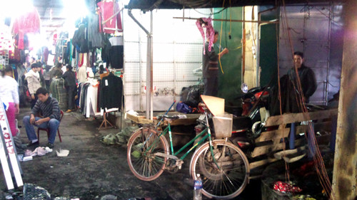 Các tiểu thương đang dọn dẹp sau vụ cháy.