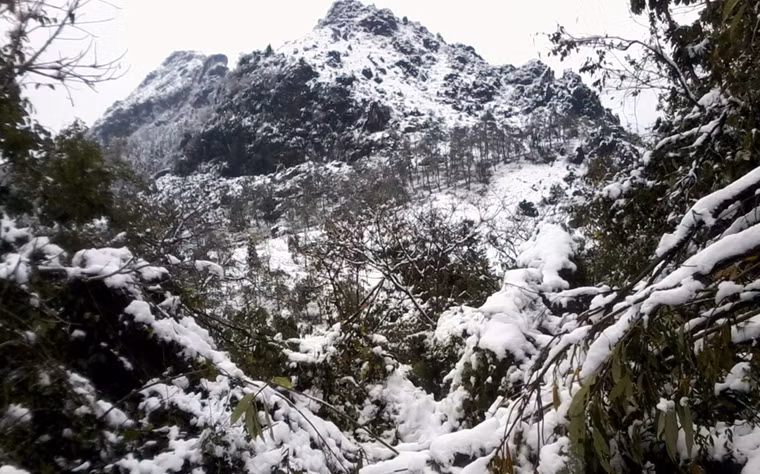 Các thung lũng đều bao phủ bởi tuyết.