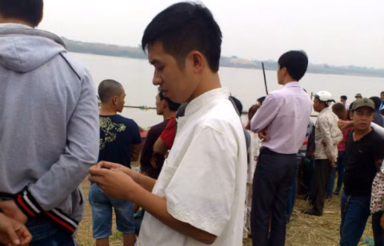 Người đàn ông mặc áo trắng này tự xưng là "thầy Thịnh" cũng đến nơi ném xác phi tang để tìm thi thể chị Huyền.