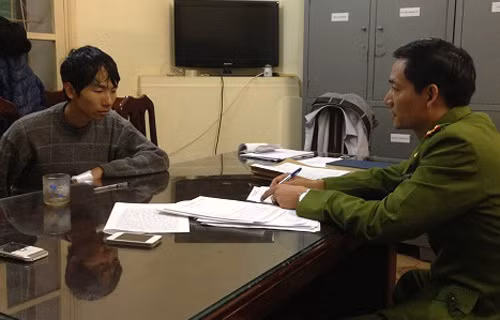 Nguyễn Văn Đạt tại cơ quan công an.