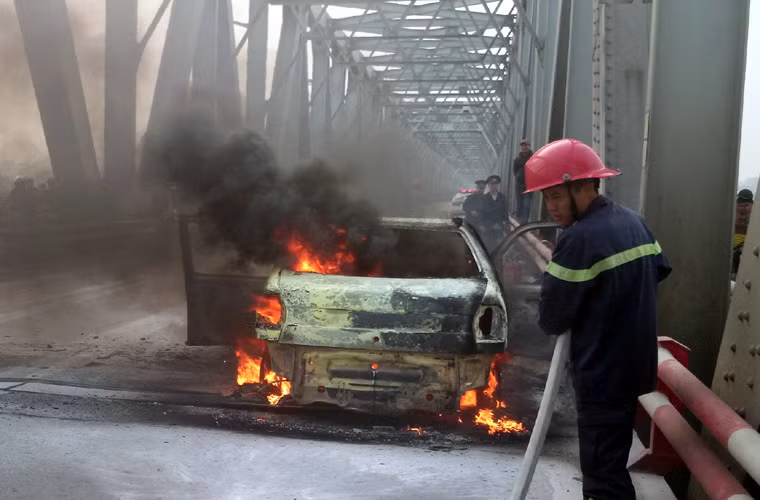 Xe cháy nghi ngút...