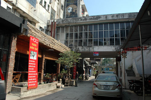 Các cửa hàng cà phê, quán bar vẫn mở.